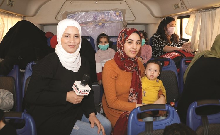 نساء وأطفال من بين المستفيدين من المهلة في طريقهم إلى مدارس الإيواء لحين السفر