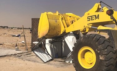 إزالة أحد المخيمات المخالفة