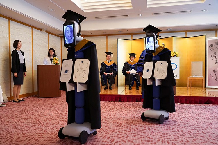بالصور.. حفل تخرج "ذكي" لطلاب جامعة يابانية بسبب كورونا