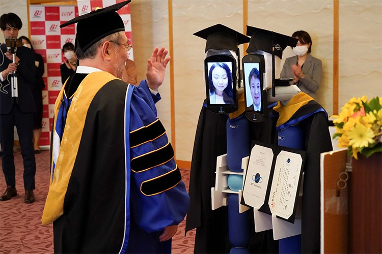 بالصور.. حفل تخرج "ذكي" لطلاب جامعة يابانية بسبب كورونا