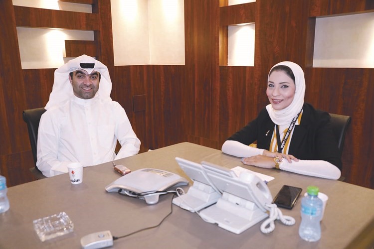 د.يوسف شمس الدين مع الزميلة آلاء خليفة 					(زين علام)