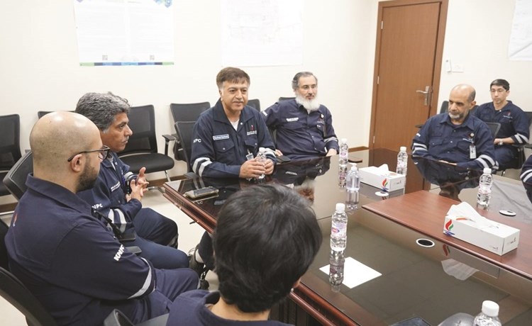 هاشم والبدر وعبدالله العجمي وفهد الديحاني خلال الزيارة