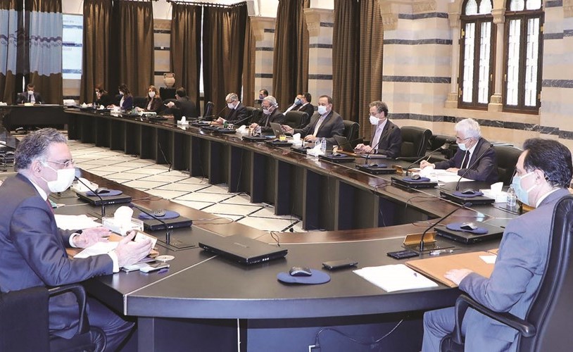 رئيس الحكومة حسان دياب مترئسا جلسة مجلس الوزراء في السرايا الكبير	(محمود الطويل)