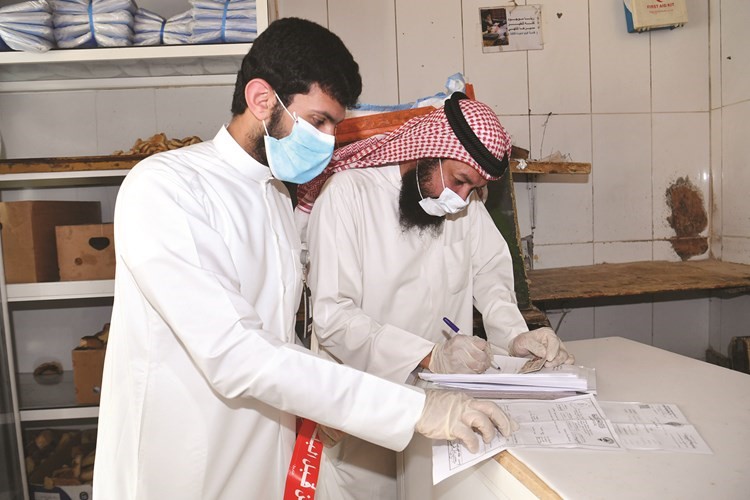 تسجيل مخالفة بحق أحد المحلات المخالفة في خيطان