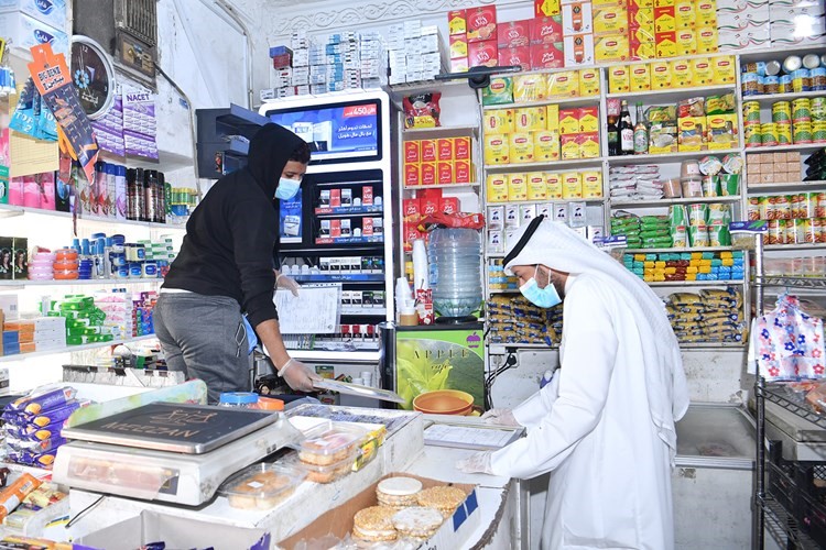 التفتيش على إحدى البقالات الكائنة في خيطان