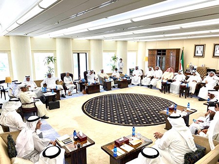 الرئيس الغانم يستقبل في مكتبه خمسة وزراء ومحافظ البنك المركزي بحضور 21 نائباً