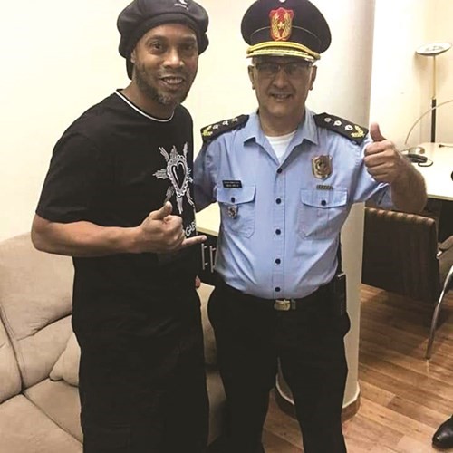 رونالدينيو تحت الإقامة الجبرية في پاراغواي