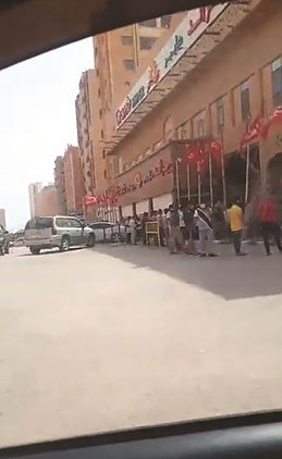 جانب من الزحام لشراء المواد الغذائية في المهبولة