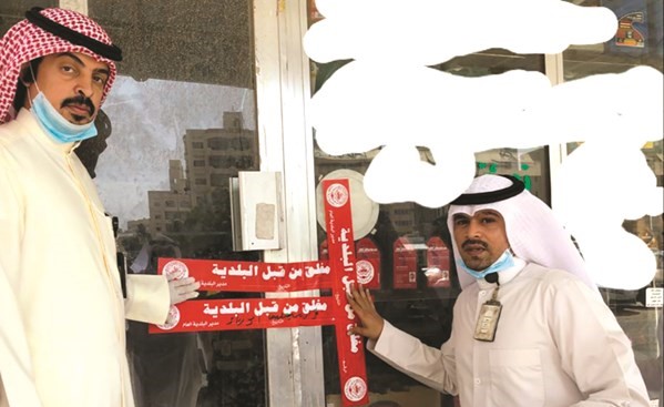 إغلاق أحد المحلات المخالفة في الفروانية