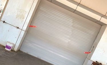 أحد المحلات المغلفة في العاصمة