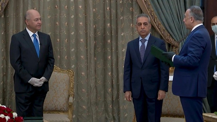 ماذا قال الرئيس العراقي لرئيس الوزراء المكلف مصطفى الكاظمي عند تسليمه أوراق تكليف الحكومة التي طال انتظار تشكيلها ؟