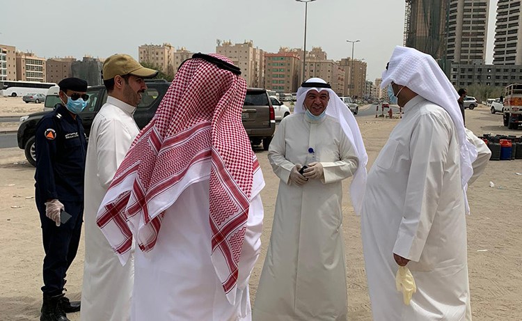 وزير التجارة مع رئيس وأعضاء مجلس إدارة جمعية الفنطاس التعاونية في المهبولة
