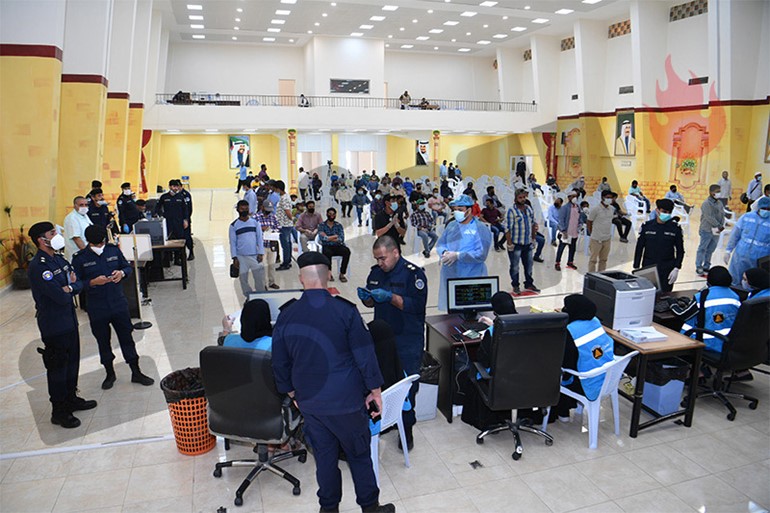 حضور كثيف من قبل المخالفين البنغاليين أمام مركزي الاستقبال في الفروانية
