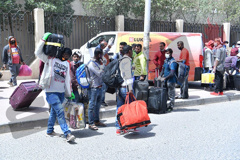 حضور كثيف من قبل المخالفين البنغاليين أمام مركزي الاستقبال في الفروانية