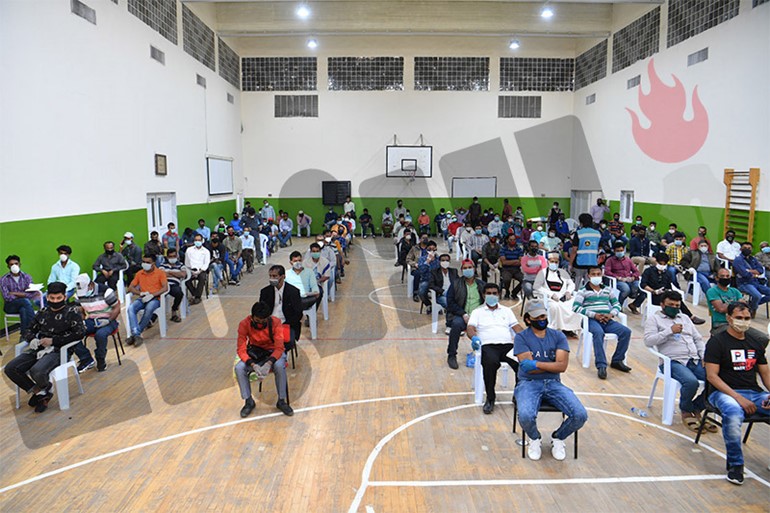 حضور كثيف من قبل المخالفين البنغاليين أمام مركزي الاستقبال في الفروانية