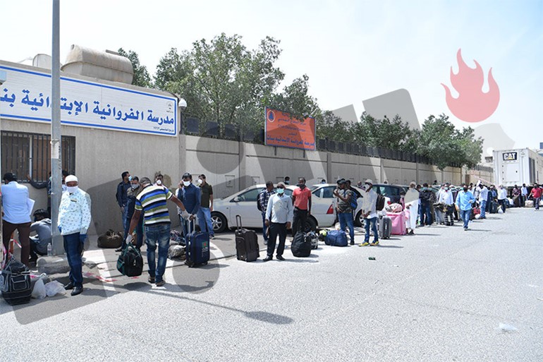 حضور كثيف من قبل المخالفين البنغاليين أمام مركزي الاستقبال في الفروانية