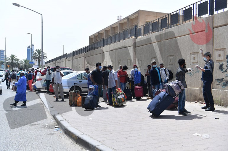 حضور كثيف من قبل المخالفين البنغاليين أمام مركزي الاستقبال في الفروانية