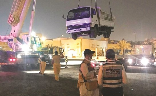 رفع إحدى السيارات في الفردوس