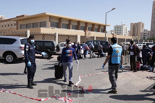 استقبال المخالفين البنغاليين مستمر على مركزي إنهاء معاملاتهم في الفروانية تمهيداً لمغادرتهم البلاد