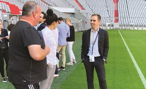 مسؤولو الملف الالماني يتابعون مراحل العمل  في ملعب اليانتس ارينا بميونيخ في وقت سابق