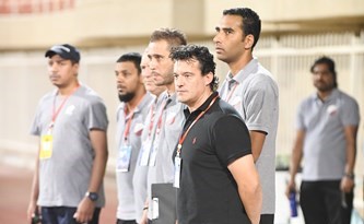 مدرب خيطان خوسيه كامبيلو والطاقم المعاون له في مباراة سابقة