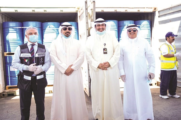 خالد الروضان ومدير هيئة الصناعة عبدالكريم تقي خلال استلام أول شحنة لمادة الإيثانول