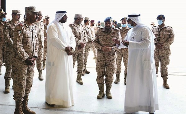 الشيخ احمد المنصور والفريق الركن محمد الخضر خلال الجولة