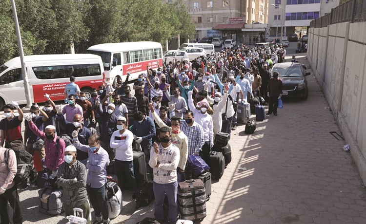 المخالفون من الجنسية البنغلاديشية اصطفوا منذ ساعات الصباح الاولى للاستفادة من المهلة 	(زين علام)