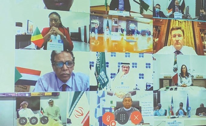 جانب من اجتماع وزراء النفط والطاقة في دول أوپيك+ أمس عبر تقنية الڤيديو