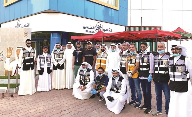صالح الذياب يتوسط عددا من أعضاء فريق نبدأ هنا مع موظفي البلدية وفريق الطوارئ