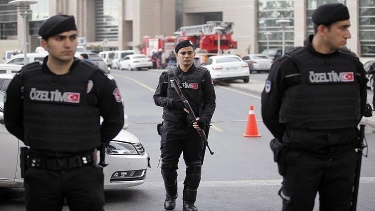 بالفيديو.. امرأة تستنفر الشرطة التركية بعد وضعها مادة غريبة على أزرار المصعد.. والنتيجة سحر لزوجها !