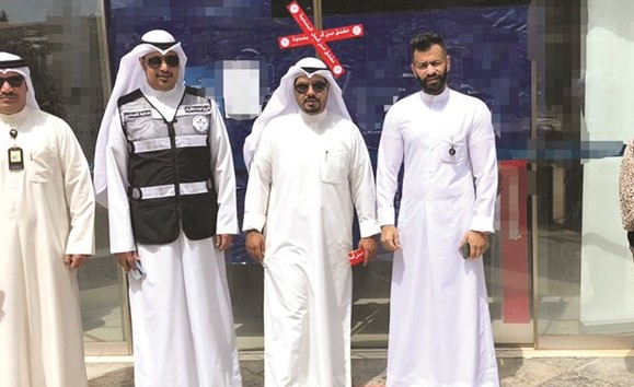 فريق البلدية عقب إغلاق المخزن في حولي