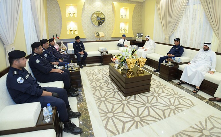 الصالح والنهام وقيادات أمنية عادوا وكيل ضابط عبد المحسن العجمي