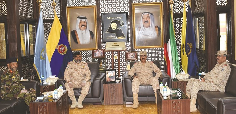 الفريق الركن محمد الخضر خلال استقباله رئيس البعثة العسكرية البنغلاديشية