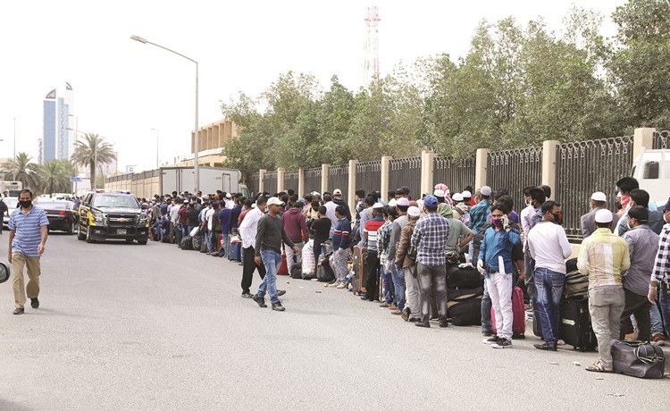 المخالفون ينتظرون الدخول إلى مقر مركز الاستقبال