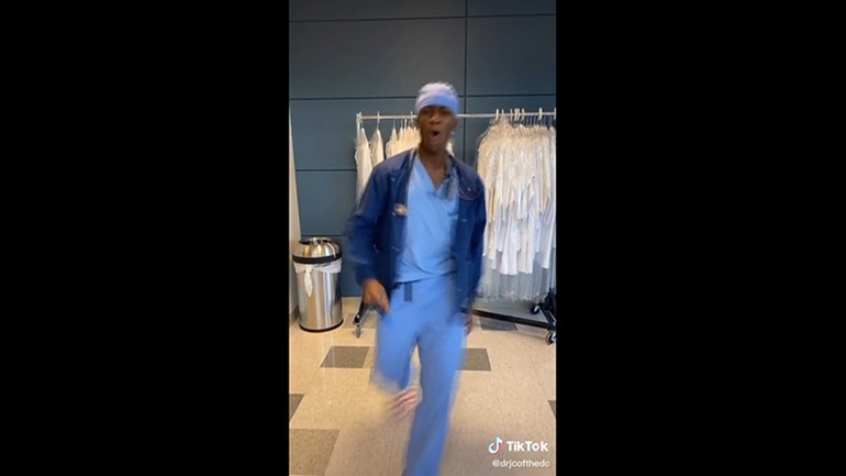 بالفيديو.. طبيب أميركي يدخل البهجة إلى قلوب العاملين الصحيين والمرضى بفيديوهات على "تيك توك"