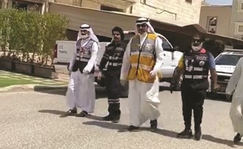 فريق البلدية خلال الجولة في الجهراء