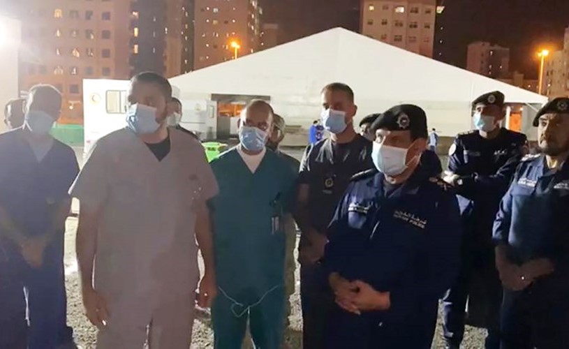الفريق عصام النهام خلال زيارة المستشفى الميداني في المهبولة
