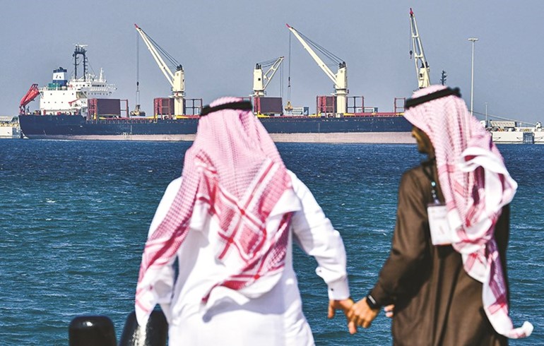 صدمة النفط تُهدد دول الخليج بأزمة مالية قاسية وعنيفة
