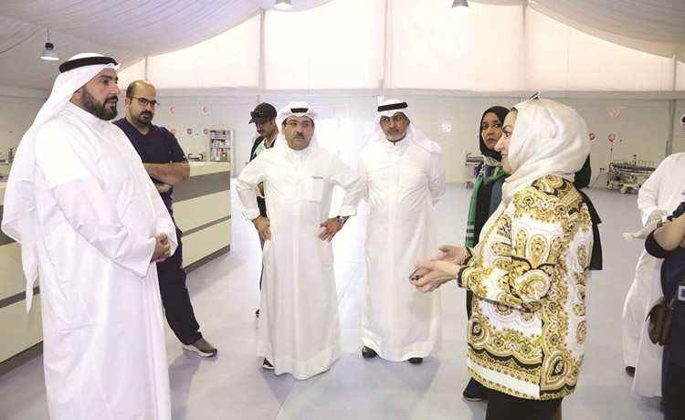الشيخ د.باسل الصباح ود.مصطفى رضا وم.إبراهيم النهام ود.نادية الجمعة خلال جولة في وحدة الطوارئ 	(زين علام)