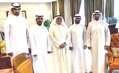 محمد الصقر مستقبلا اعضاء مجلس ادارة جمعية الشامية والشويخ التعاونية