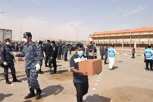 القوات الخاصة تشارك في توزيع سلات غذائية على المعزولين في «الجليب»