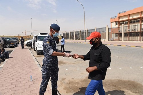 القوات الخاصة تشارك في توزيع سلات غذائية على المعزولين في «الجليب»
