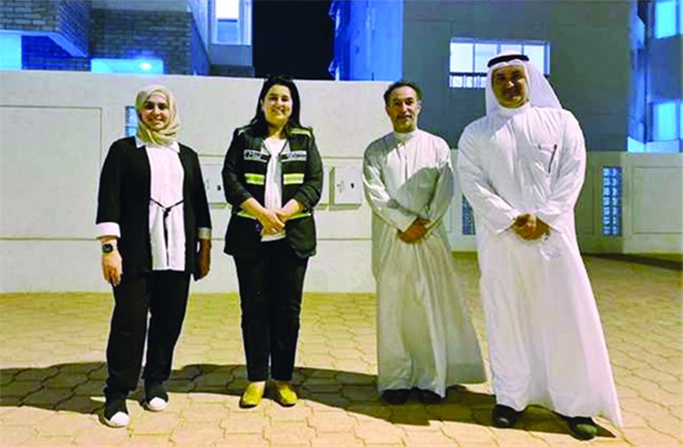 الوزيرة رنا الفارس مع ممثلي الرعاية السكنية أمام السكن العمودي في مدينة جابر الأحمد