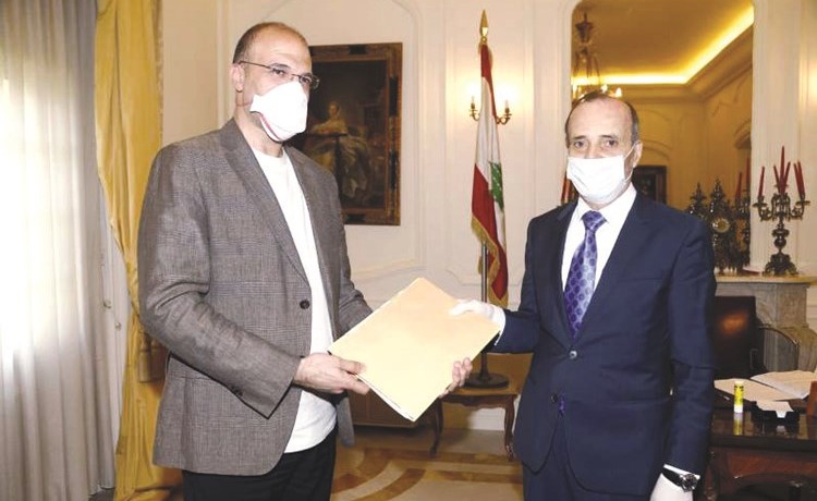 وزير الصحة حمد حسن خلال تسليمه تصريح عن أمواله وممتلكاته إلى رئيس المجلس الدستوري (محمود الطويل)