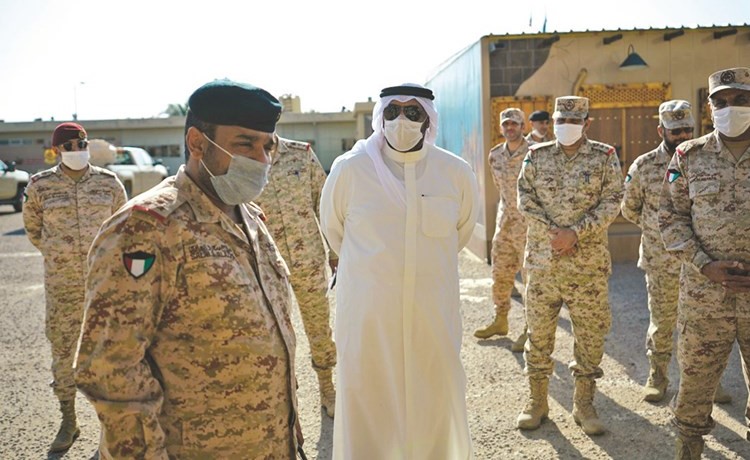الشيخ أحمد المنصور خلال الجولة في هيئة الإمداد والتموين