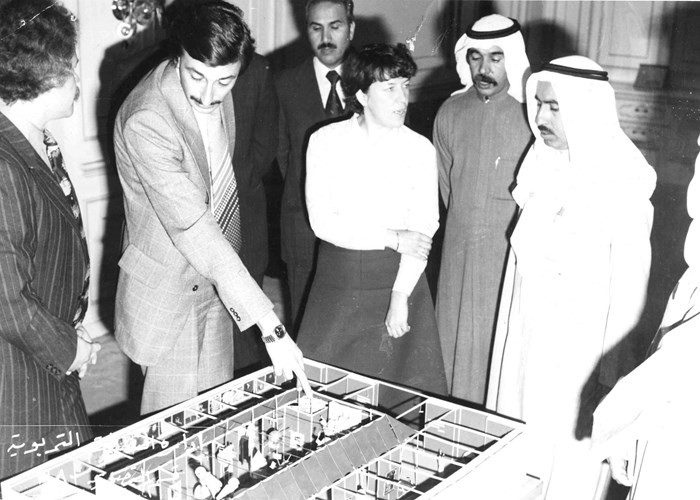رحمه الله مطلعا على احد مجسمات المشاريع