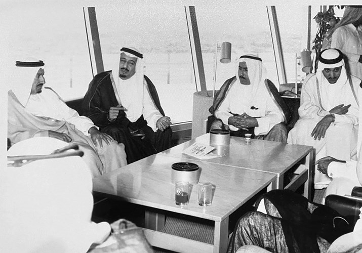 خادم الحرمين الشريفين الملك سلمان بن عبدالعزيز مع العم جاسم المرزوق رحمه الله
