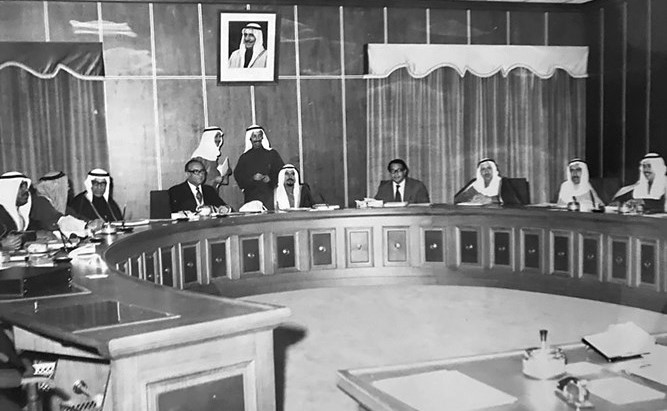 الأمير الراحل الشيخ جابر الأحمد و العم جاسم المرزوق رحمهما الله خلال إحدى جلسات مجلس الوزراء
