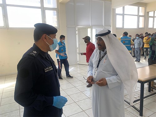 المخالفون من الجنسية الهندية يتقدمون بأعداد هائلة للاستفادة من مهلة "الداخلية"